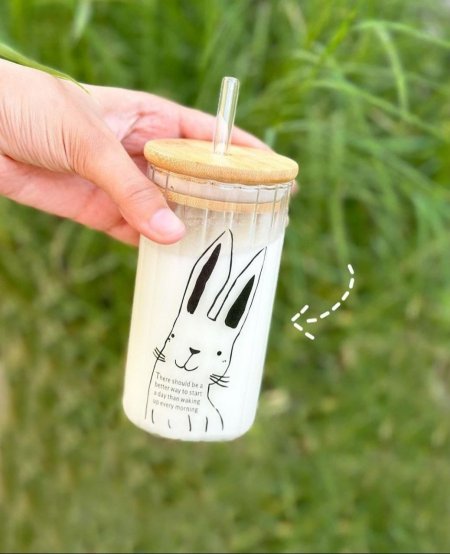 كاسة ايس كوفي محزز مع غطاء خشب بامبو ومصاصة