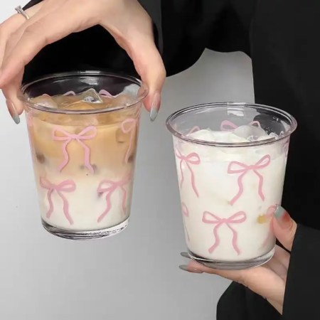 كاسة شفافة مع ببيونات لون زهري من جميع الجهات