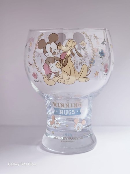 ميكي مع صديقة الكلب