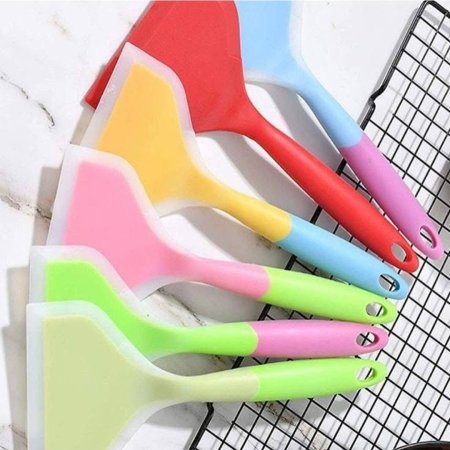 ملعقة مسطحة (كقكير) من السيليكون (Silicone Spatula / Turner) مصممة خصيصاً لتقديم ونقل الأطعمة والحلويات.  ؟